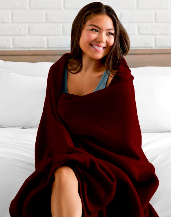 Colcha Polar Color Vino Premium Gruesa - Imagen 4